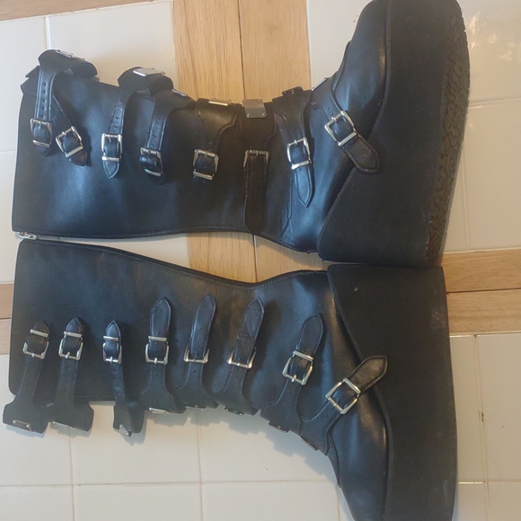 Platforms - Picture 2 of 3